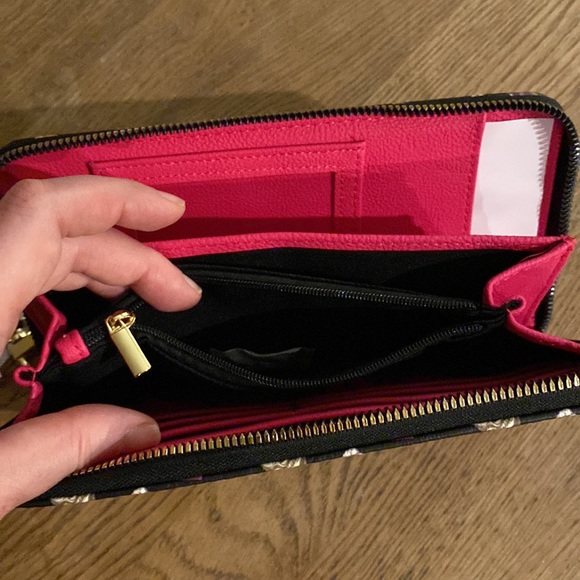 New Betsey Johnson skulls/ hearts wristlet / wallet with fun matching earrings! - Picture 4 of 7